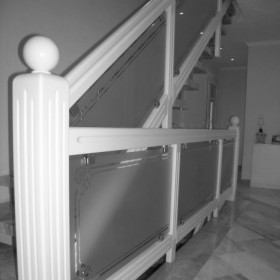 Treppenhausgeländer – Rahmen und Pfosten in Weißlack, Sondergläser mit Motiv-Strahlungen