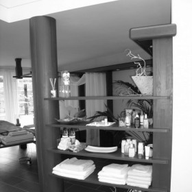 Ruhezone -Wellnessbereich (Privathaus) – Möbel/Einrichtung in Fichte-Massiv, Oberflächen strukturiert/gebürstet, gebeizt und lackiert;