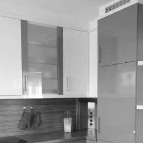 Schreiner-Küche – -Glasrahmentüren in „Satinato“ und Nischen-Rolladenelement neben Hochschrank;