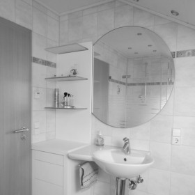 Badezimmermöbel – in wasserfester und strapazierfähiger HPL-Oberfläche Dekor 