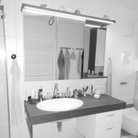 Badezimmermöbel – in wasserfesten und strapazierfähigen HPL-Oberflächen in den Dekoren 